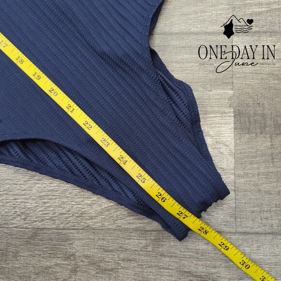 Cupshe V Front Textured One Piece Swimsuit Size M - Picture 4 of 5